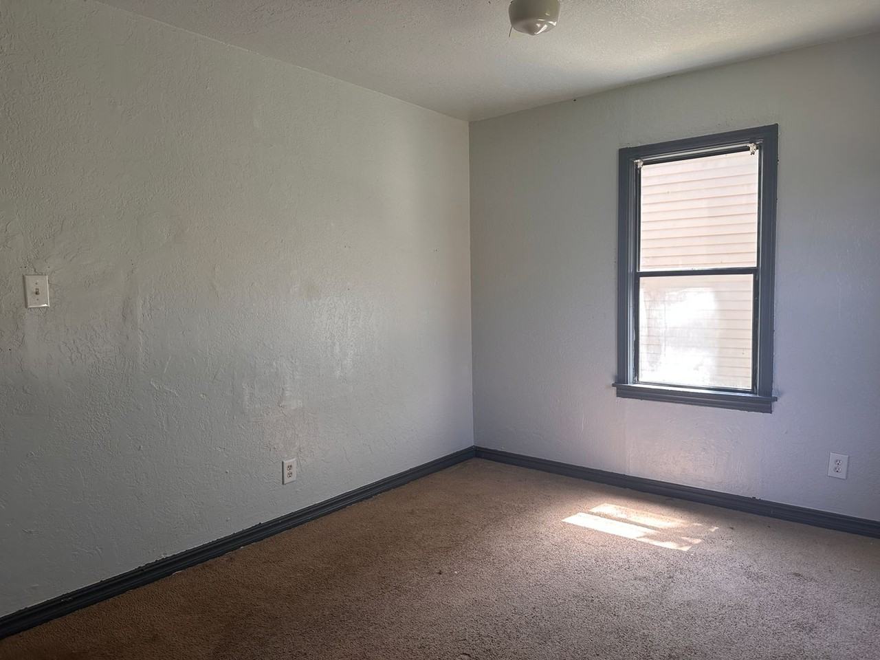 2805 Nw 19th St - Photo 5 of 11