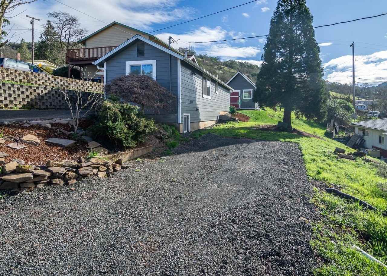 1719 Se Giles St - Photo 2 of 11