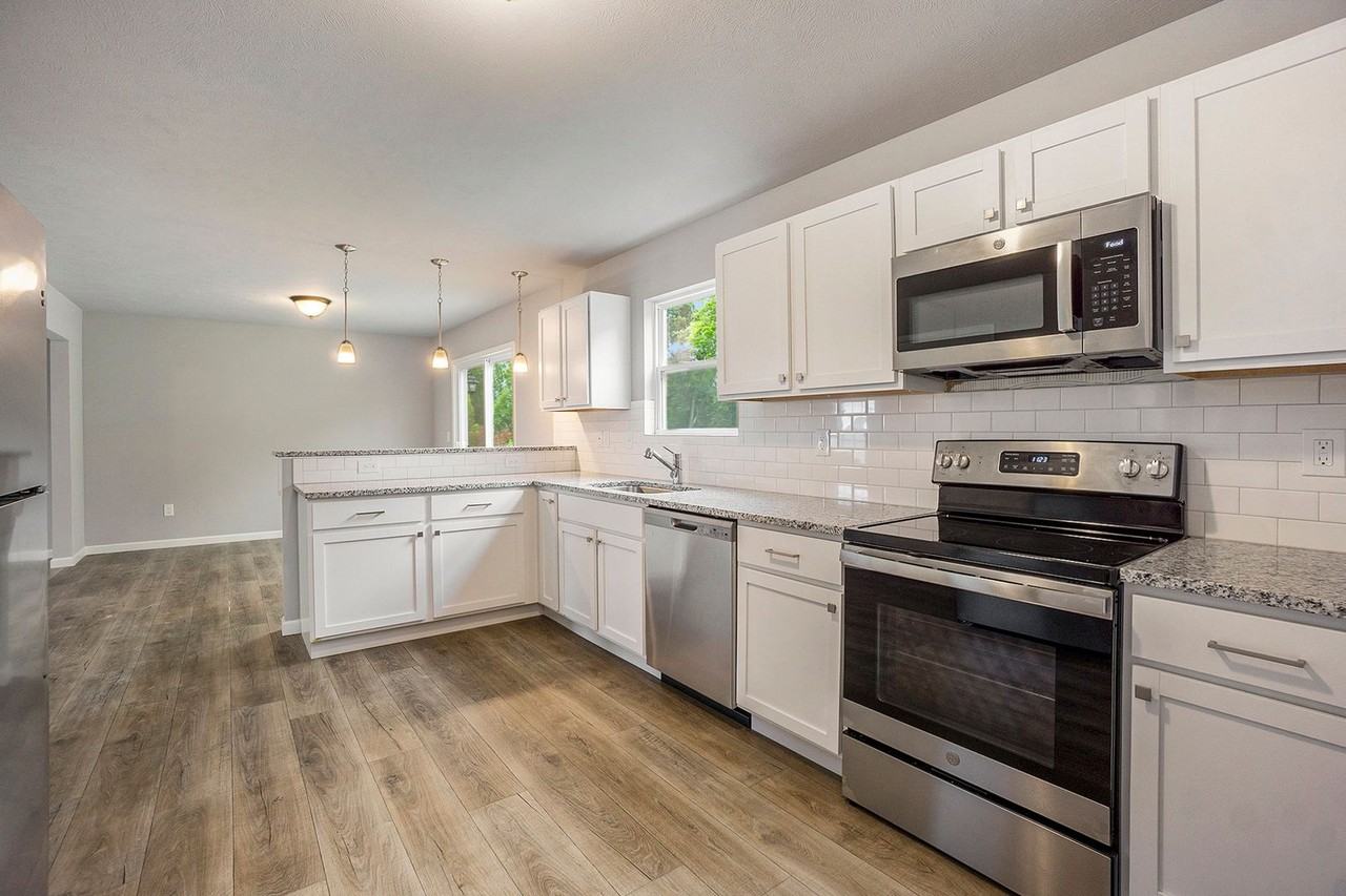 613 Courtyard Pl - Photo 2 of 23