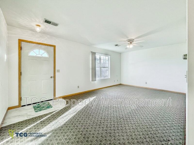 2127 Fox Hill Ln - Photo 3 of 11