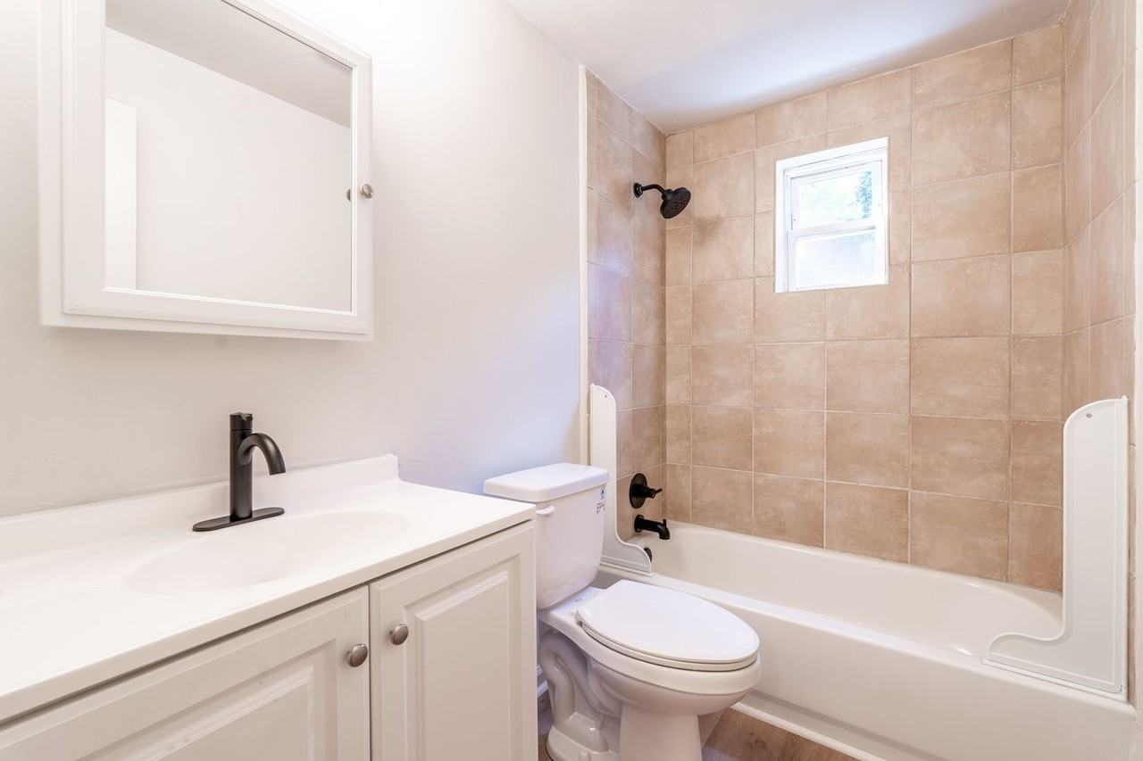 1135 Woodland Ave Ne #9 - Photo 6 of 10