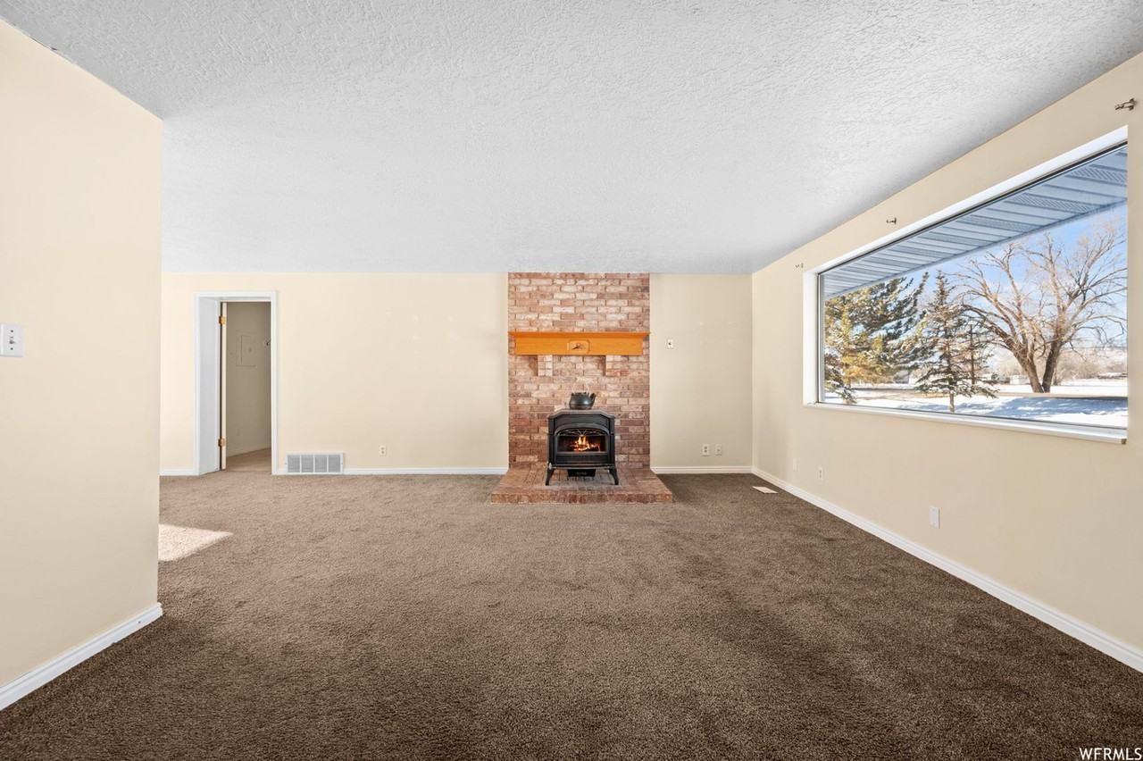 6005 E 1900 N - Photo 3 of 32