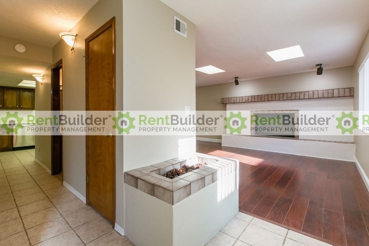 4812 Manitoba Ct Ne - Photo 2 of 22