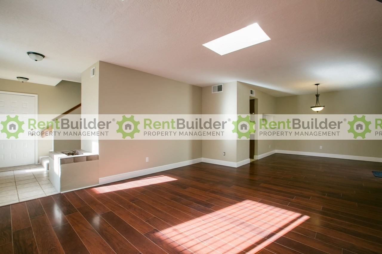 4812 Manitoba Ct Ne - Photo 3 of 22