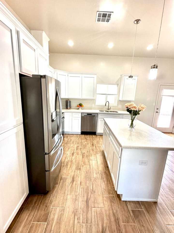 609 E 12th St - Photo 3 of 17