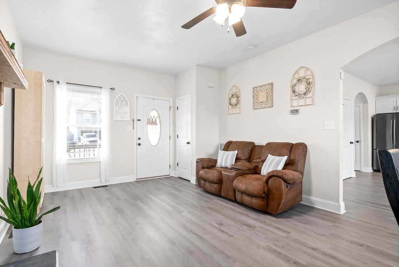 1157 Belvoir Ln - Photo 5 of 34