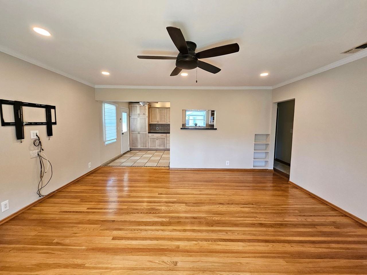 906 N Parish Pl - Photo 3 of 37