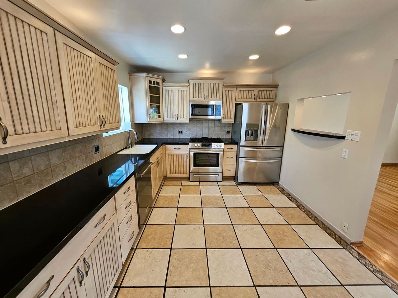 906 N Parish Pl - Photo 4 of 37