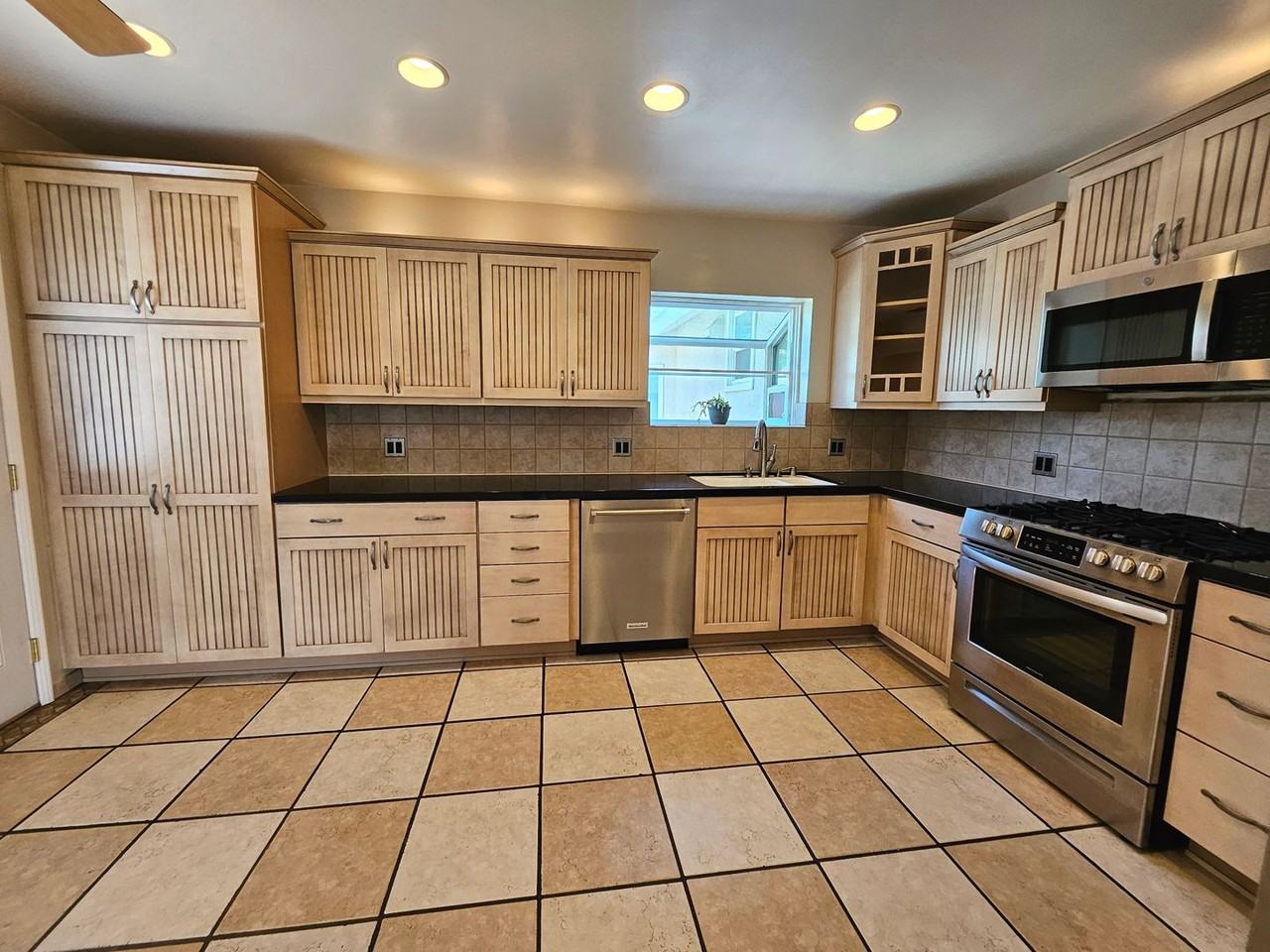 906 N Parish Pl - Photo 5 of 37