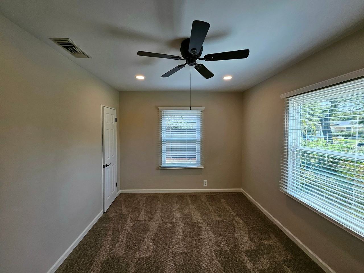 906 N Parish Pl - Photo 7 of 37