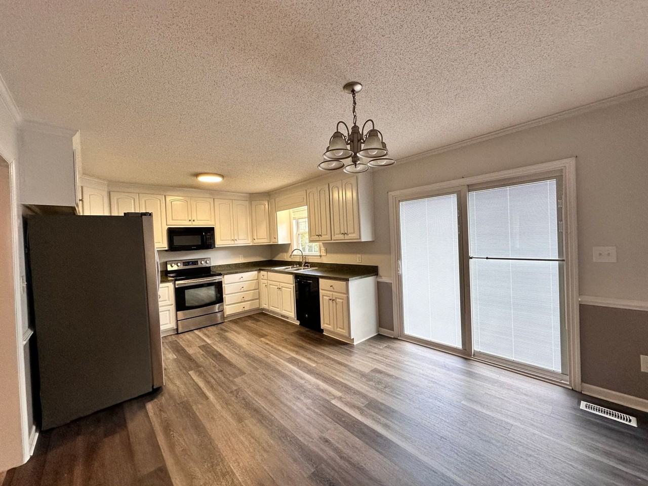 216 Koufax Dr - Photo 2 of 10