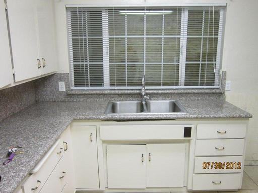 425 Leon Ave - Photo 2 of 6