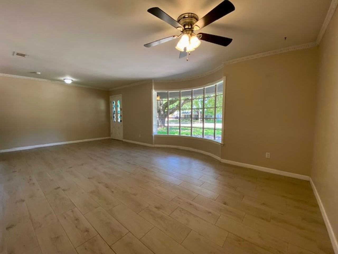 2320 Melrose Ave - Photo 3 of 17