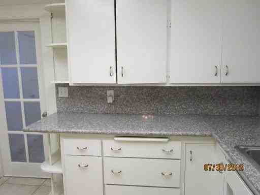 425 Leon Ave - Photo 3 of 6