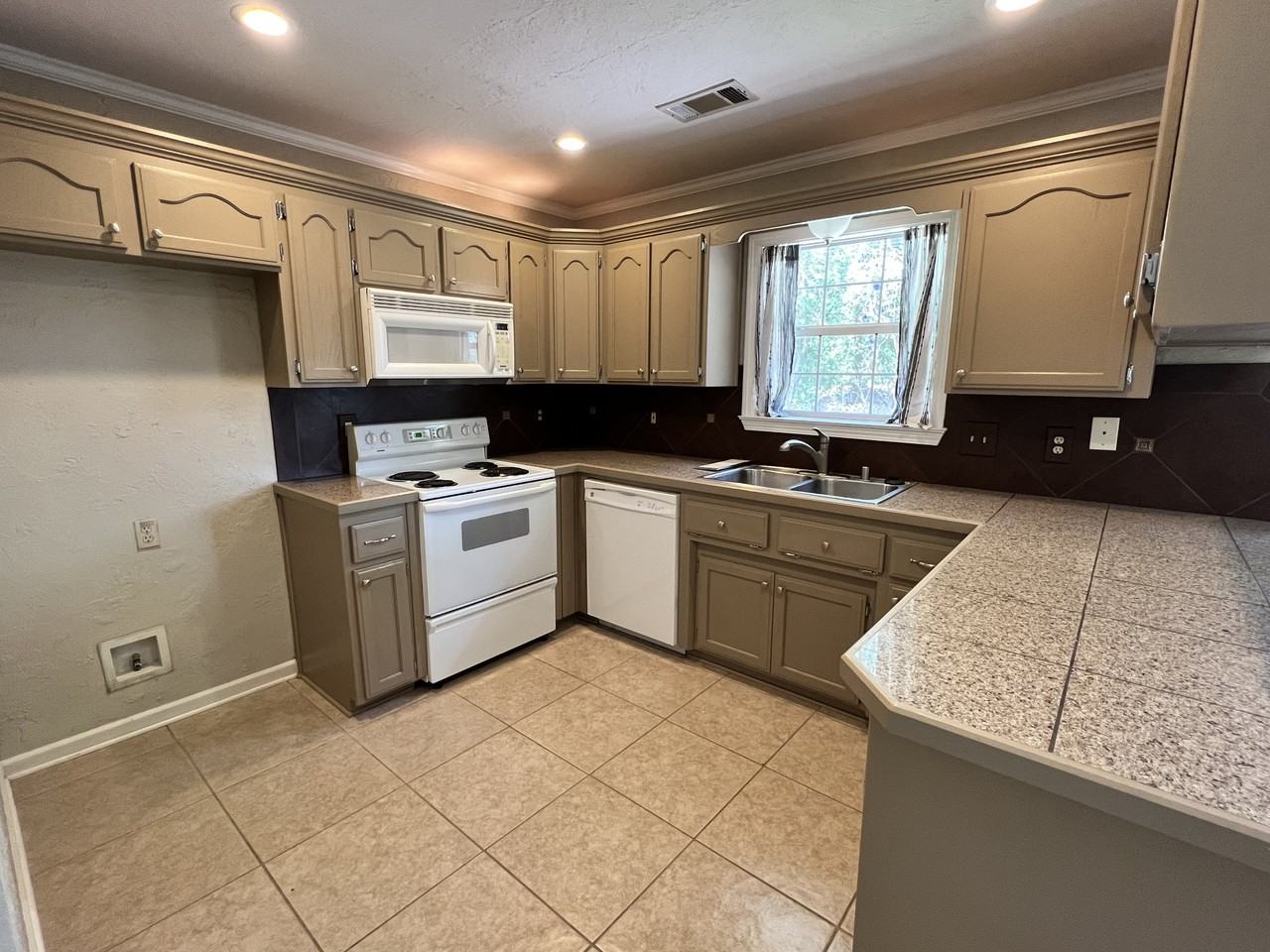 1052 Highland Blvd #NA - Photo 5 of 8