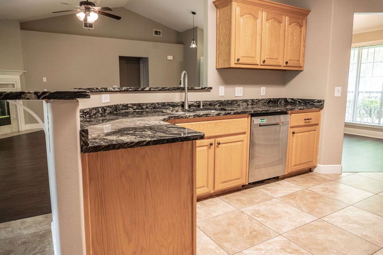 211 Foxchase Way #10 - Photo 4 of 24