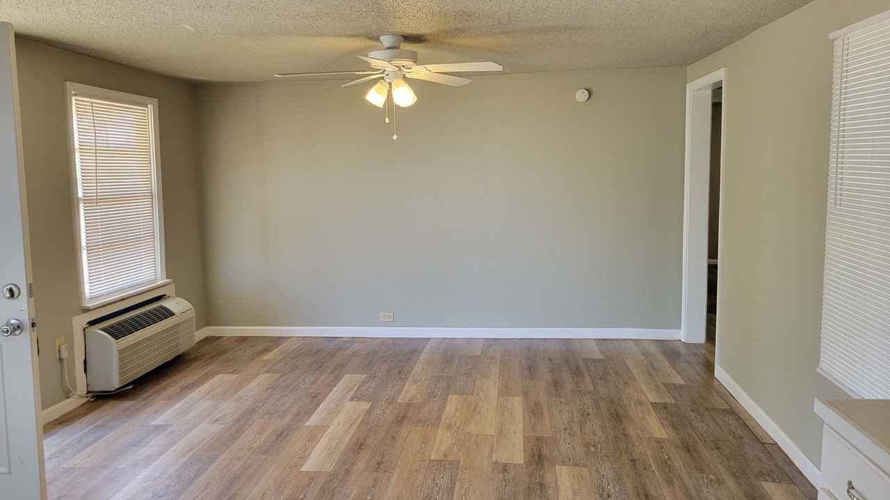 7406 18th St - Photo 6 of 16