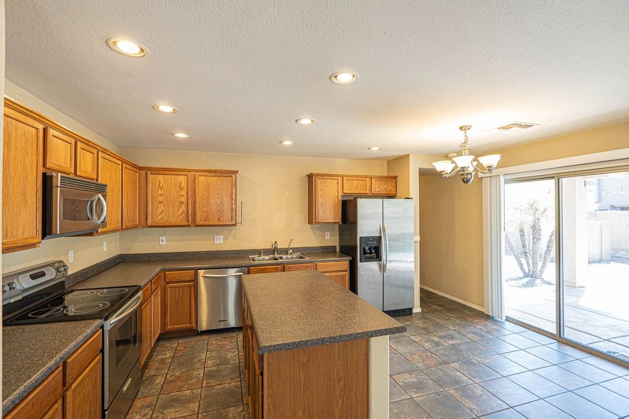 2754 S Southwind Dr - Photo 3 of 24