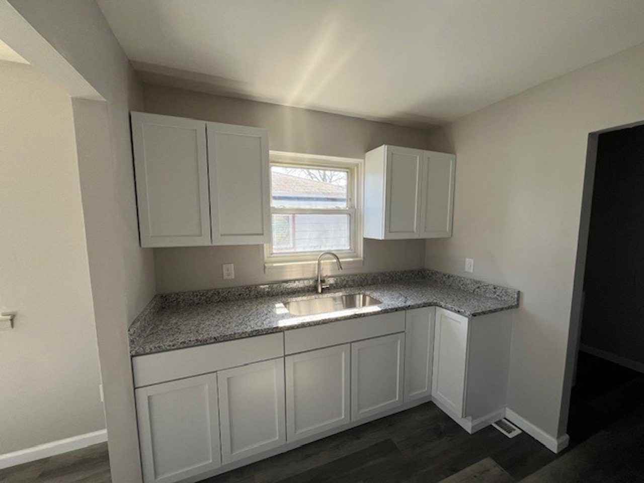 67 Brooks St - Photo 3 of 9