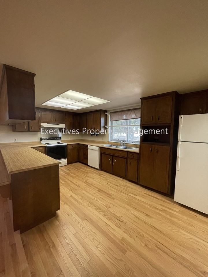 14621 South Ave - Photo 2 of 17