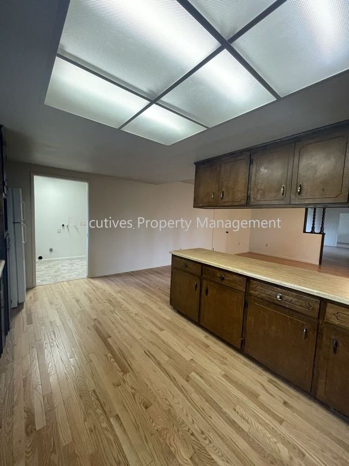 14621 South Ave - Photo 3 of 17