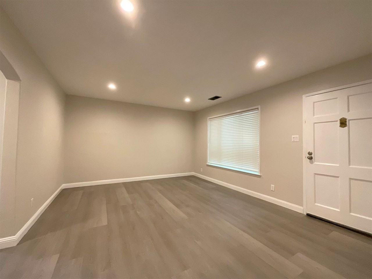 890 N M St - Photo 2 of 15