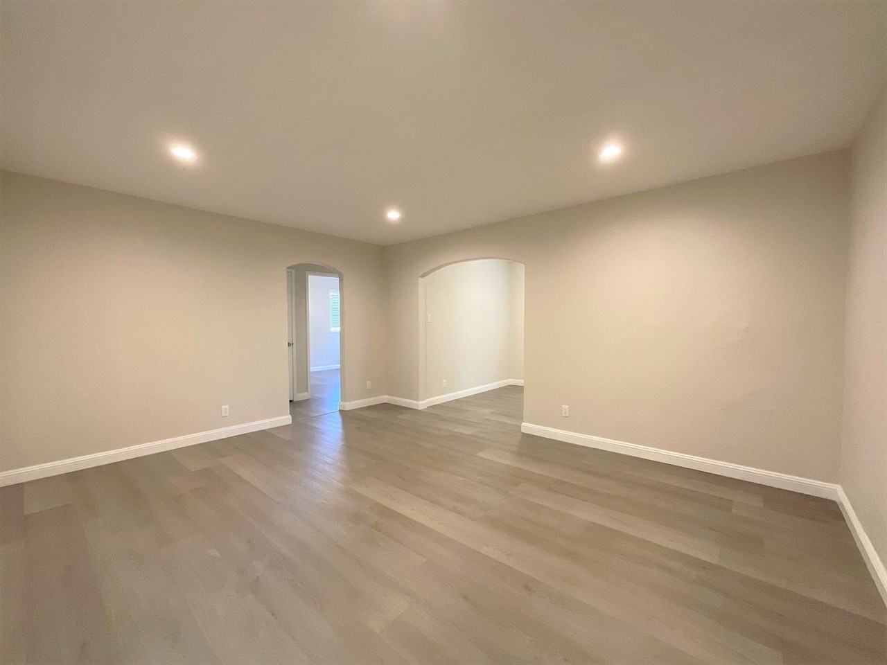 890 N M St - Photo 3 of 15