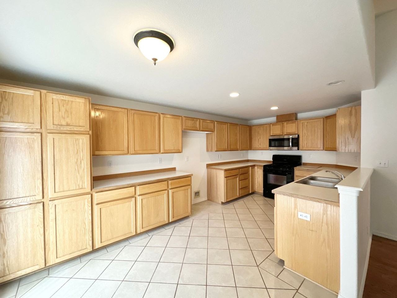 940 Nw Oak Ln - Photo 4 of 23