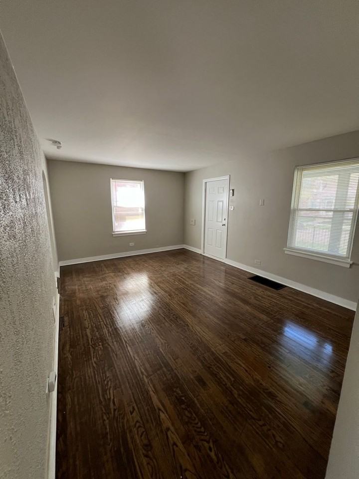 10123 S Crandon Ave - Photo 3 of 16