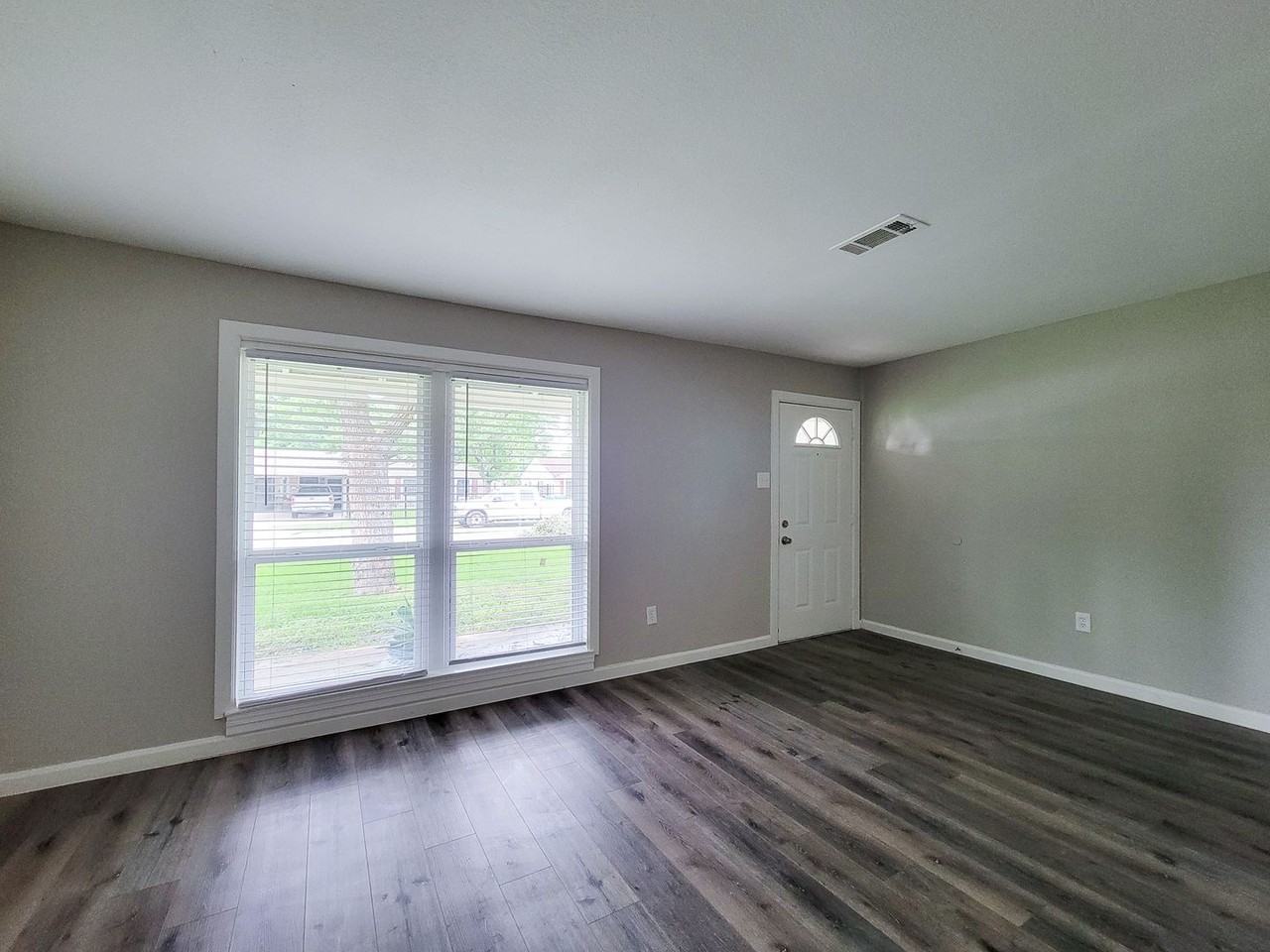 5606 Willow Glen Dr - Photo 5 of 30