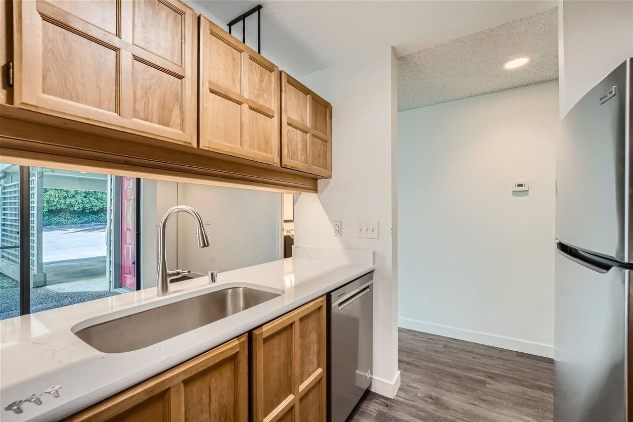 22717 Lakeview Dr - Photo 3 of 11