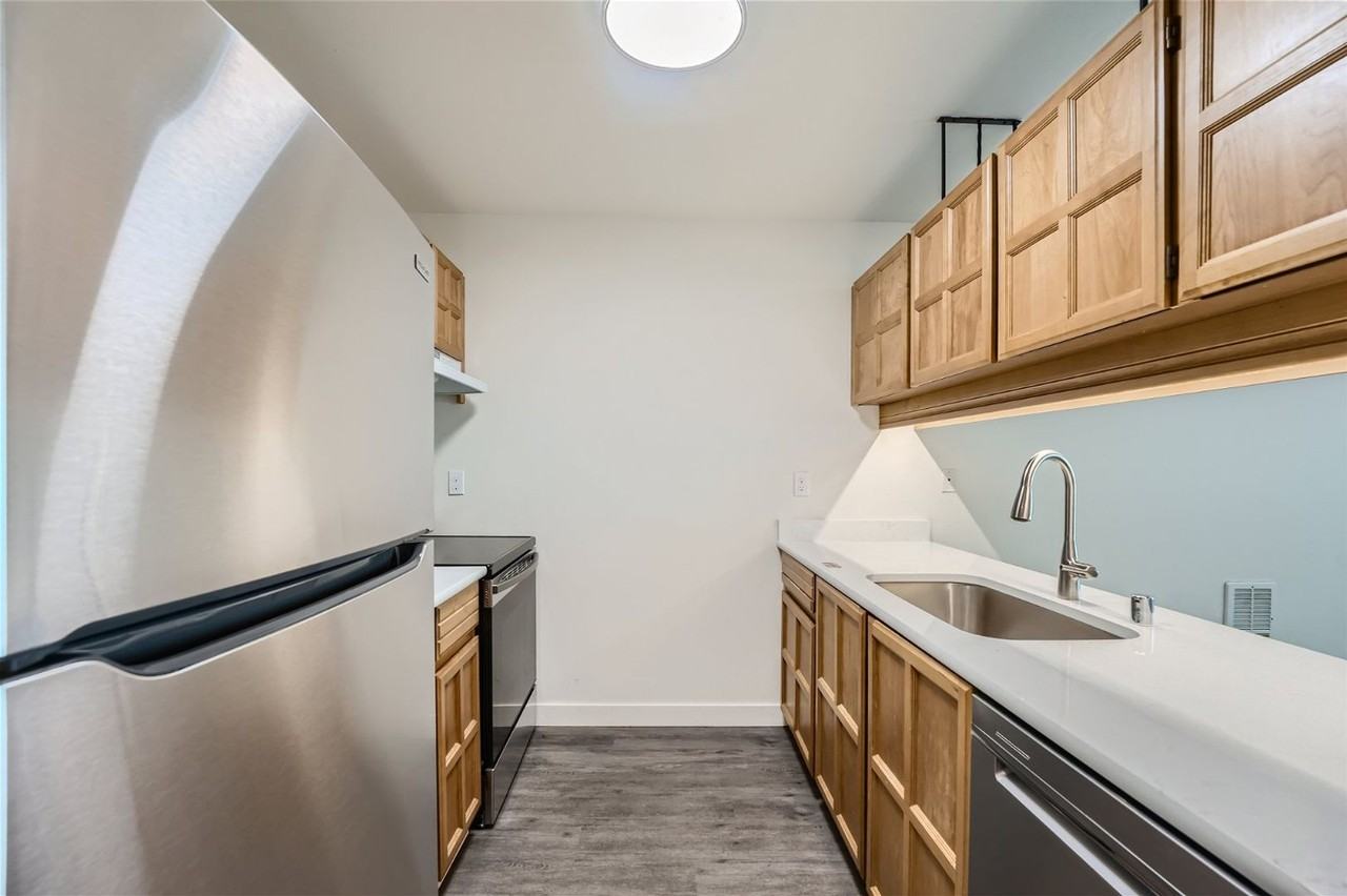 22717 Lakeview Dr - Photo 4 of 11