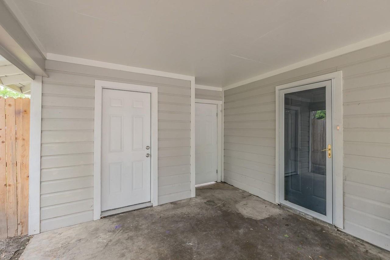 203 E 11th St - Photo 2 of 16