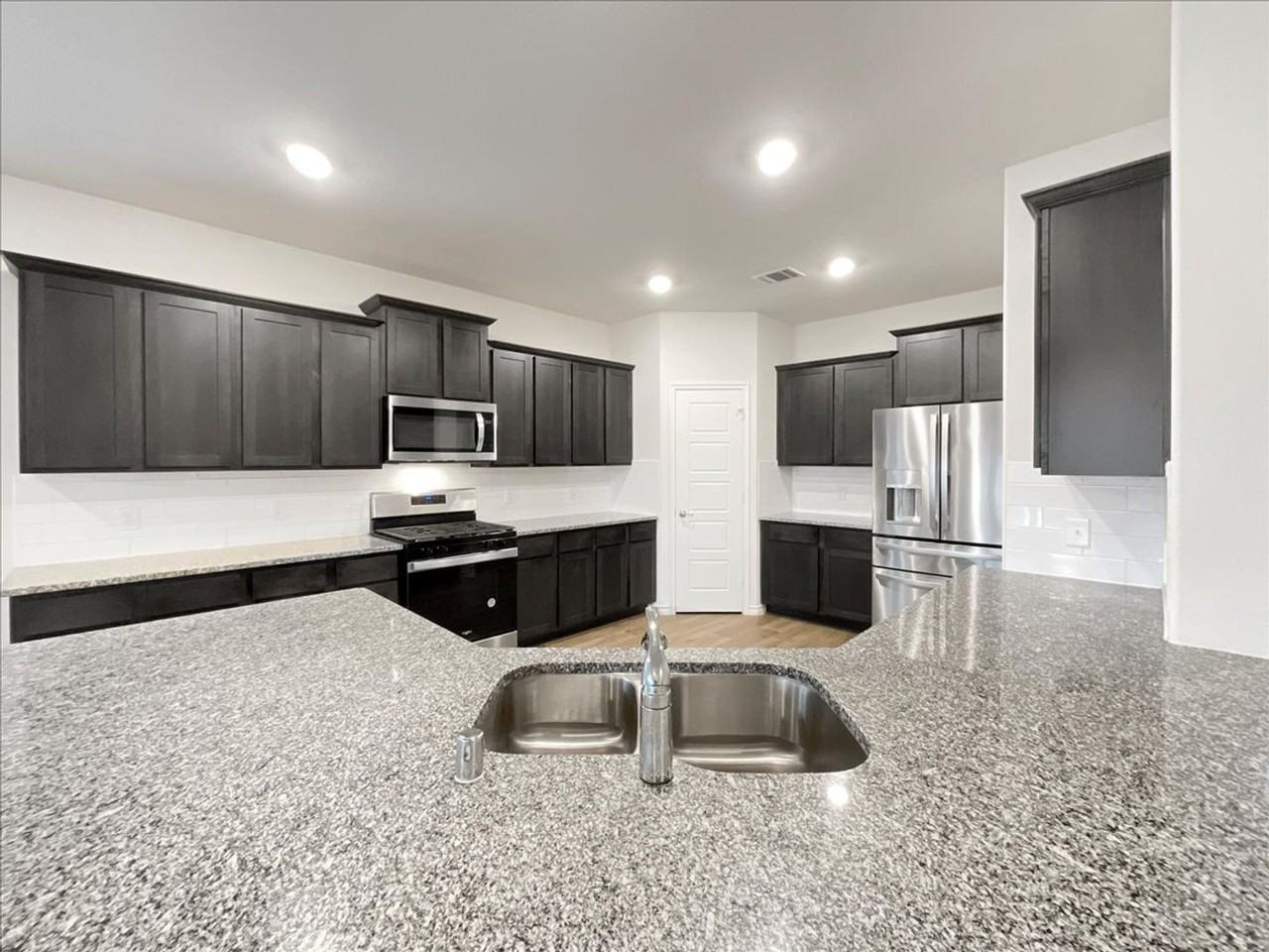 4009 Savoy Way - Photo 7 of 39