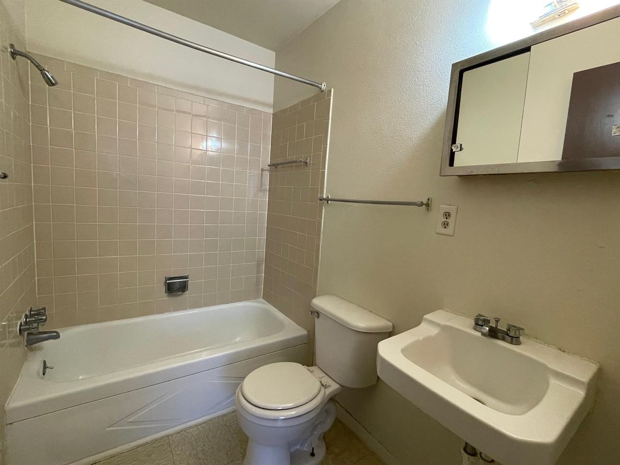 511 S Logan Ave #22 - Photo 3 of 9