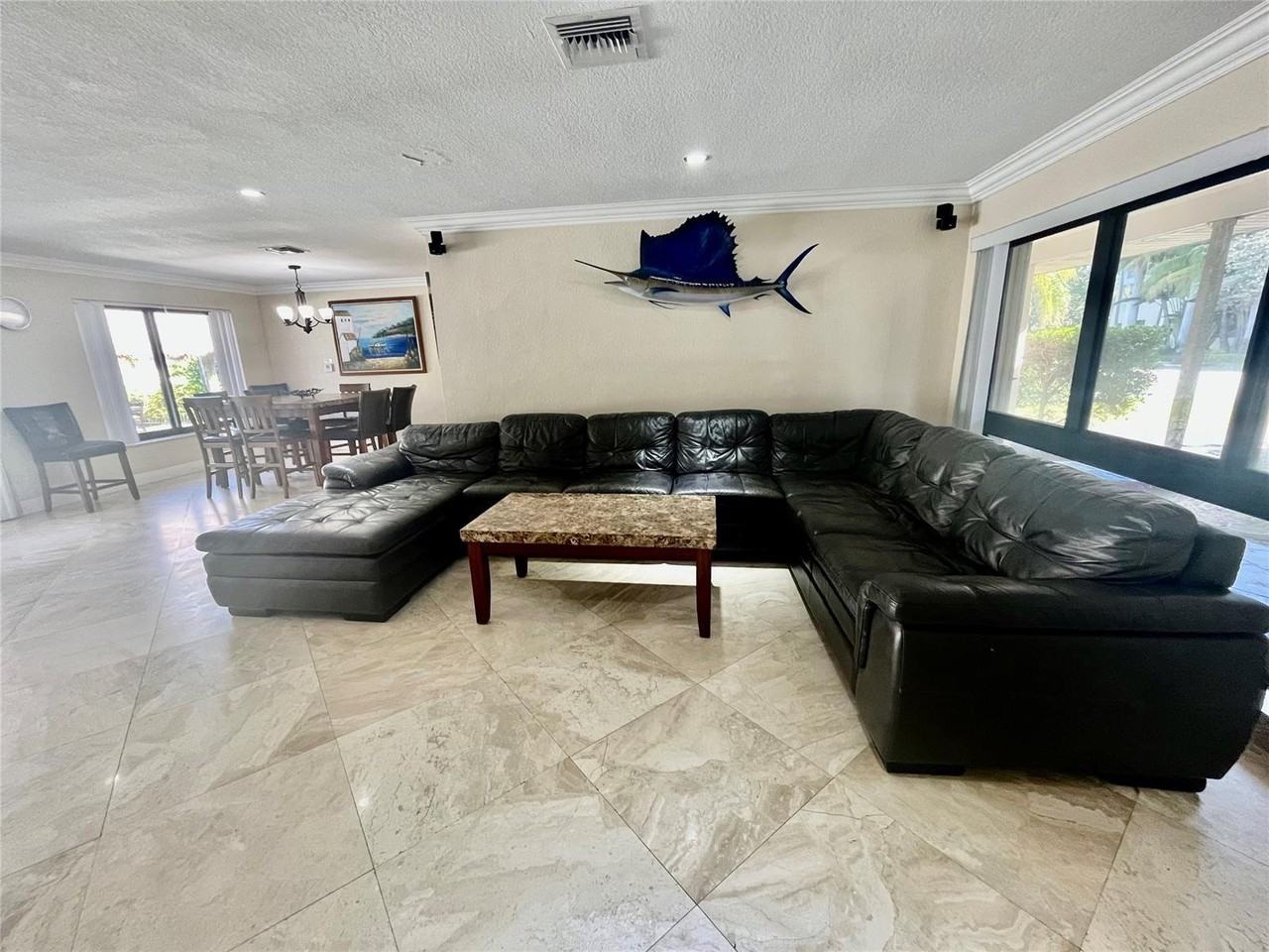 155 Se 19th Ave - Photo 3 of 8