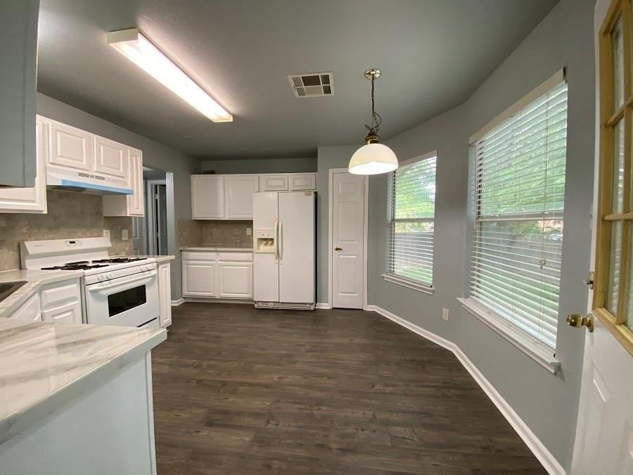 1821 Southeastern Trl - Photo 3 of 8