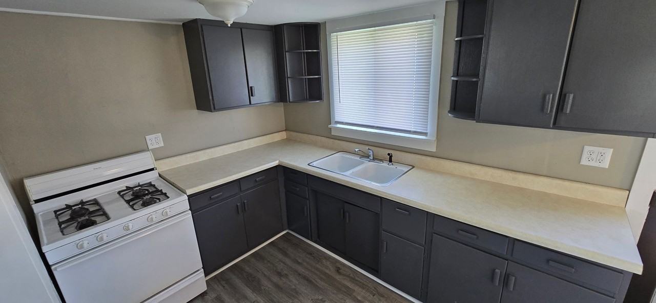 110 E Jackson St - Photo 5 of 16