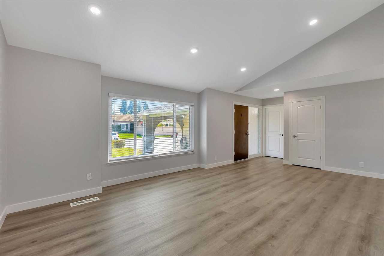 4887 Pinemont Dr - Photo 2 of 26