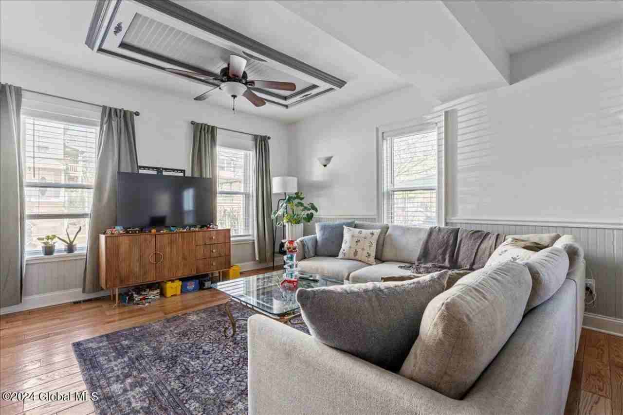 38 Waterbury St - Photo 3 of 22