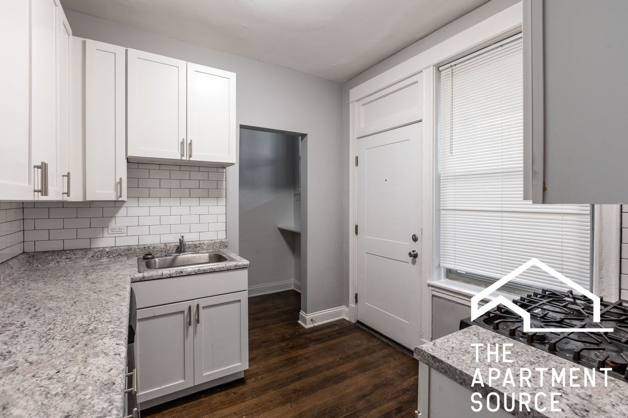 1224 W Rosemont Ave #1 - Photo 3 of 12