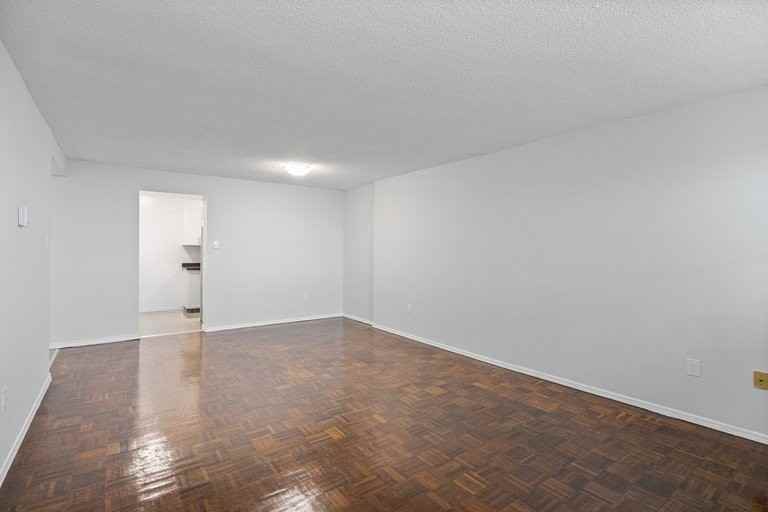 1122 Jackson St - Photo 4 of 5