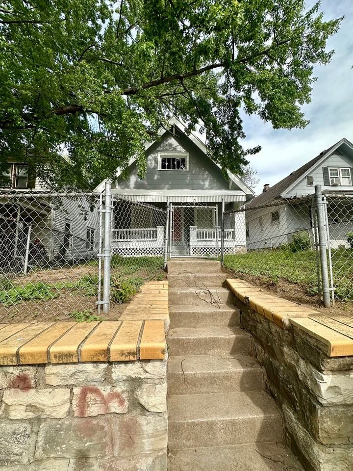 139 Oakley Ave - Photo 3 of 13