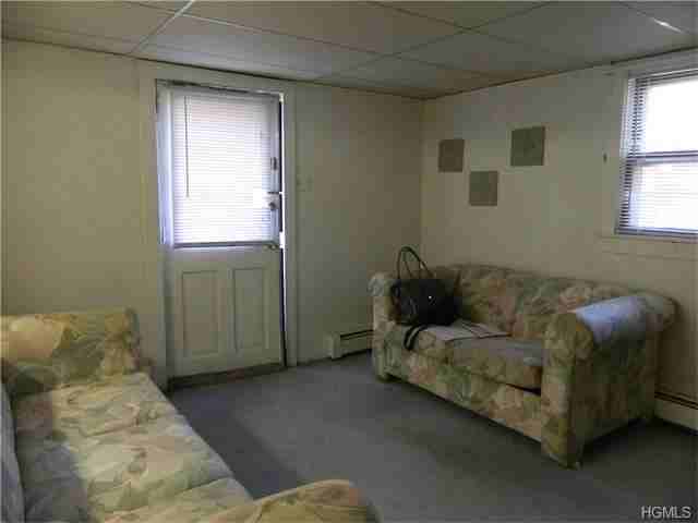 1587 Cross Rd - Photo 2 of 6