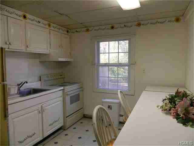 1587 Cross Rd - Photo 3 of 6