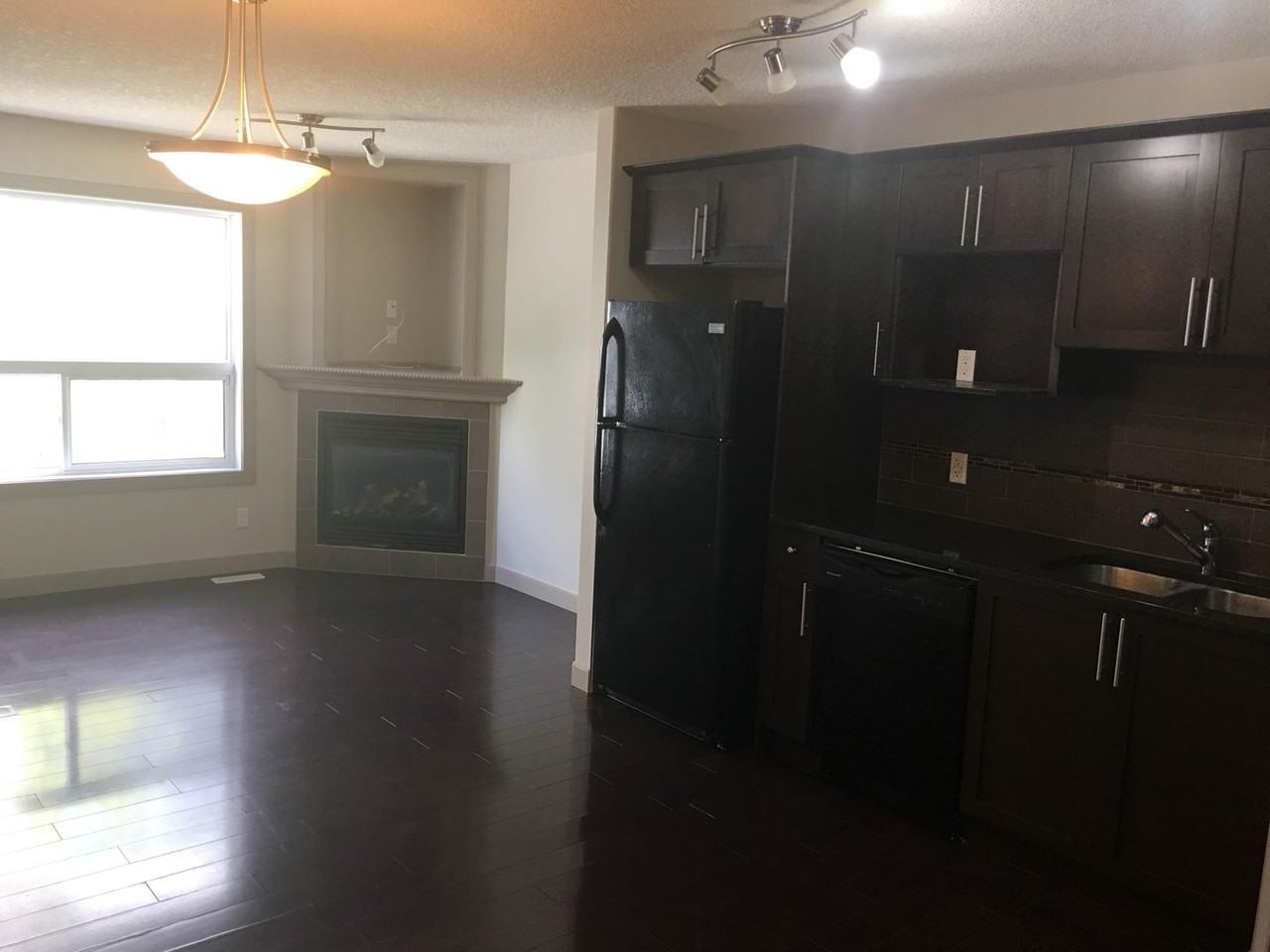 Townhouse For Rent With Garage In The Community Of Wild Rose. Close To