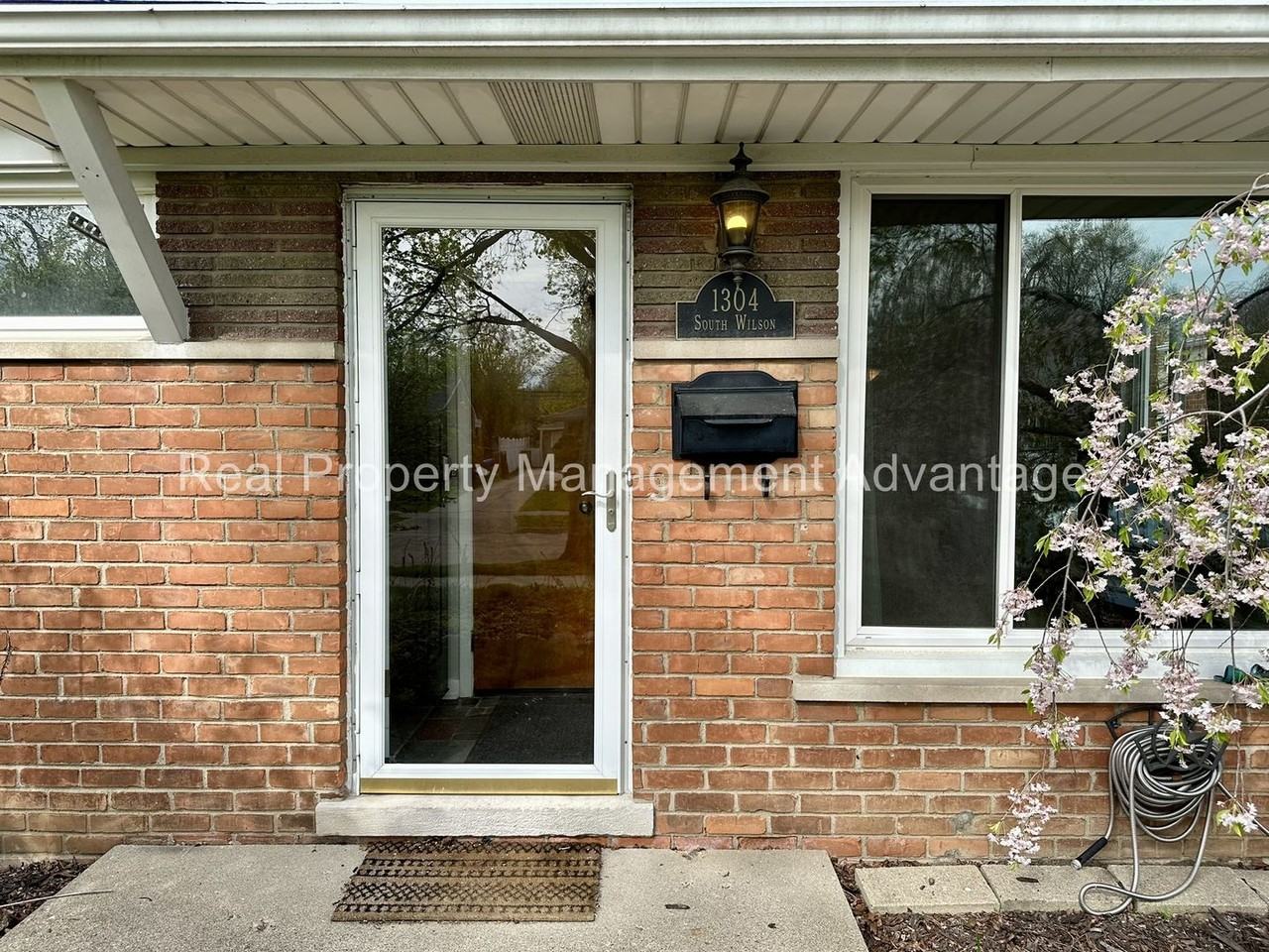 1304 S Wilson Ave - Photo 3 of 27