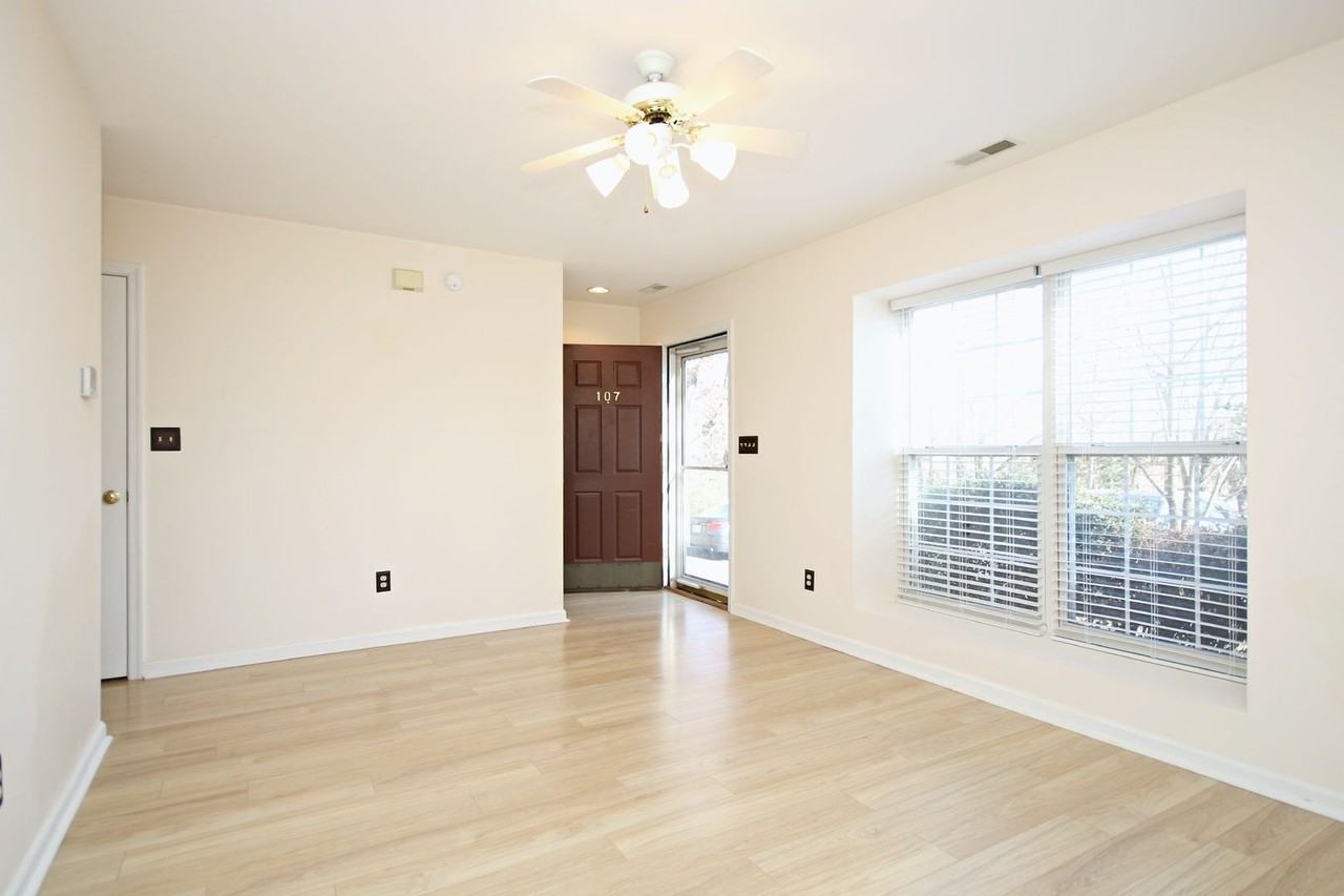 107 Darien Ter - Photo 2 of 11