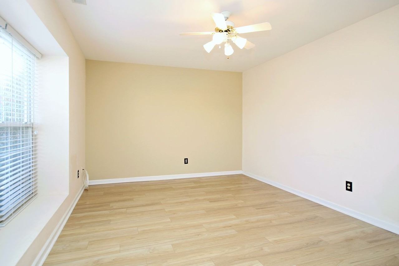 107 Darien Ter - Photo 3 of 11