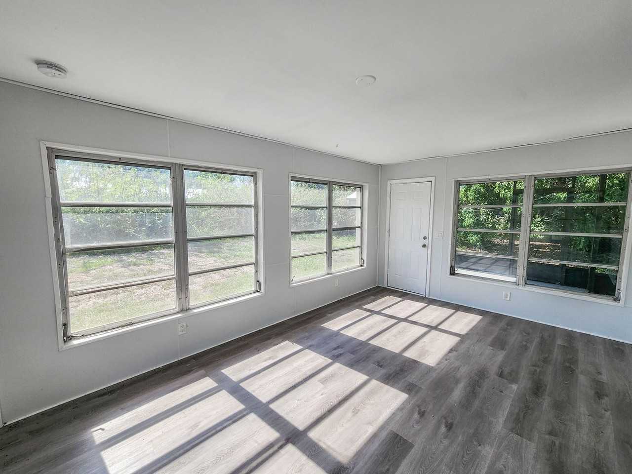 995 Barclay Dr - Photo 2 of 28